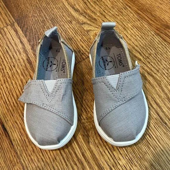 Kids Toms Shoes. Size 5. Never Worn. - Picture 3 of 10